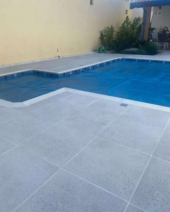 Borda de piscina em piso cimentício