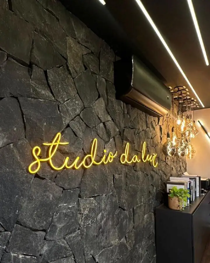 Ambiente comercial revestido em pedra natural escura