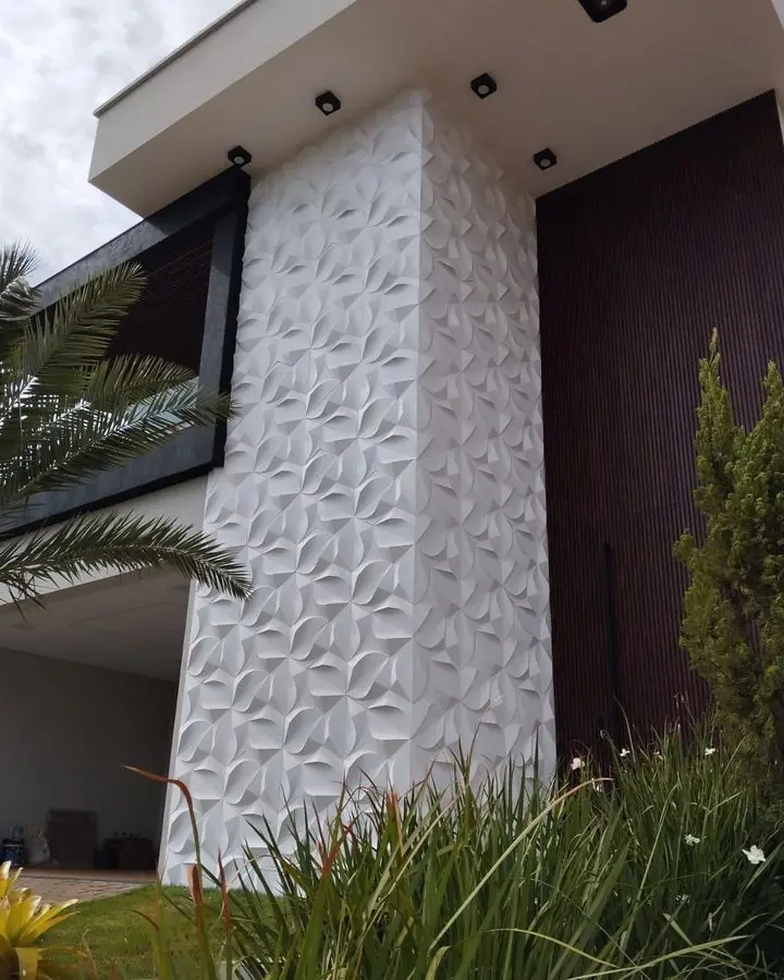 Fachada residencial com revestimento em relevo tridimensional