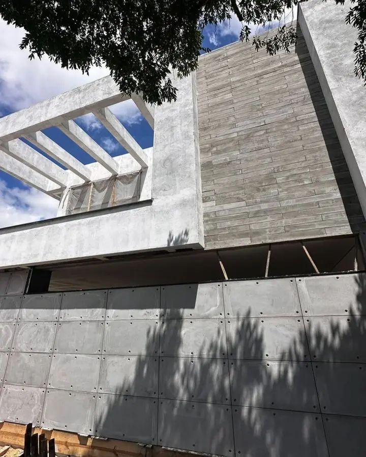Fachada com placas cimentícias e brises de concreto