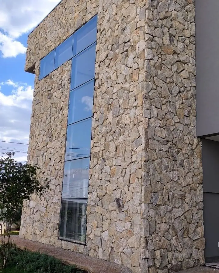 Fachada de edifício revestida em pedra natural