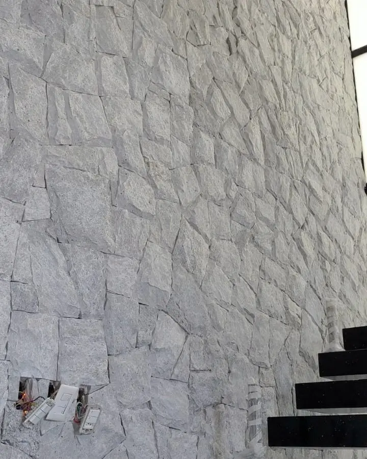 Muro revestido em pedra natural clara