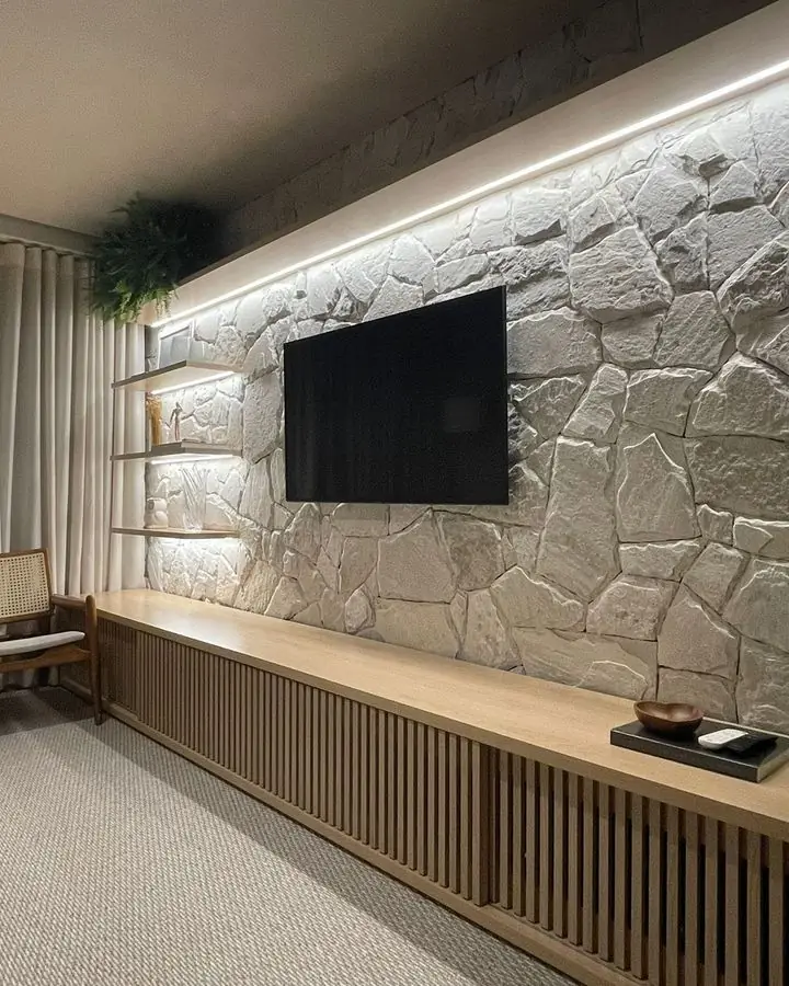 Painel de TV com parede em pedra natural iluminada