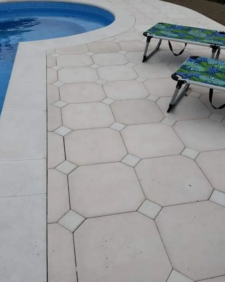 Piso externo em placas cimentícias ao redor da piscina