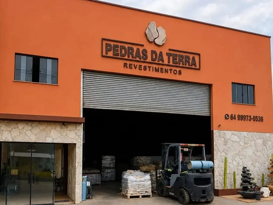 Fachada da Pedras da Terra Revestimentos em Rio Verde, com loja, fábrica e estoque de pedras.