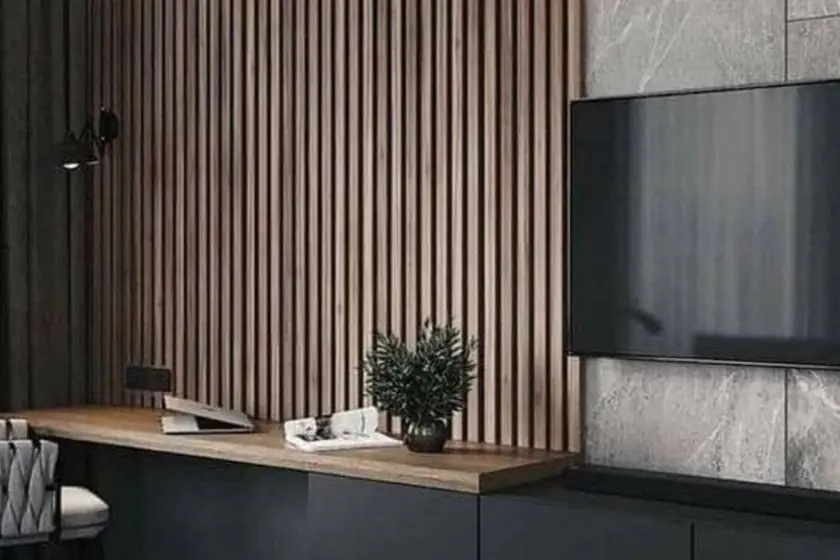 Ambiente com painel ripado amadeirado e parede revestida