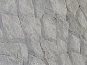 Pedra natural clara aplicada em muro