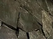 Pedra natural escura em parede de ambiente comercial